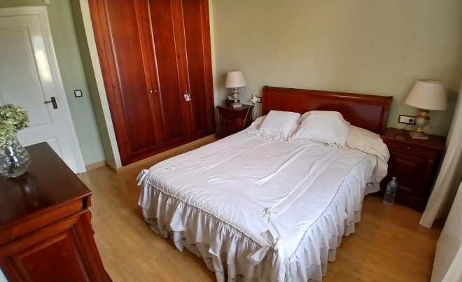 Venta · Bungalow / Adosado / Semiadosado · Elda