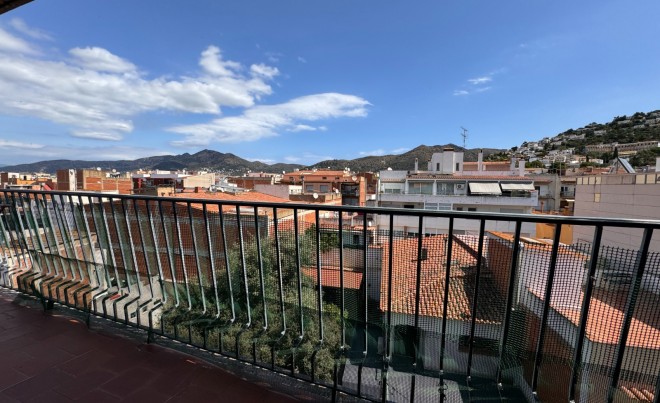 Sale · Apartment / Flat · Roses