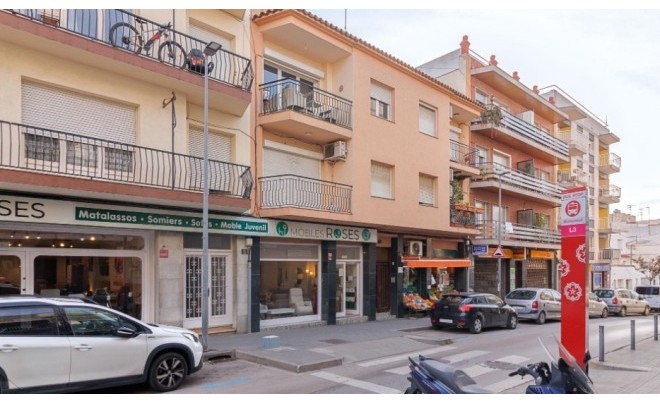 Sale · Apartment / Flat · Roses