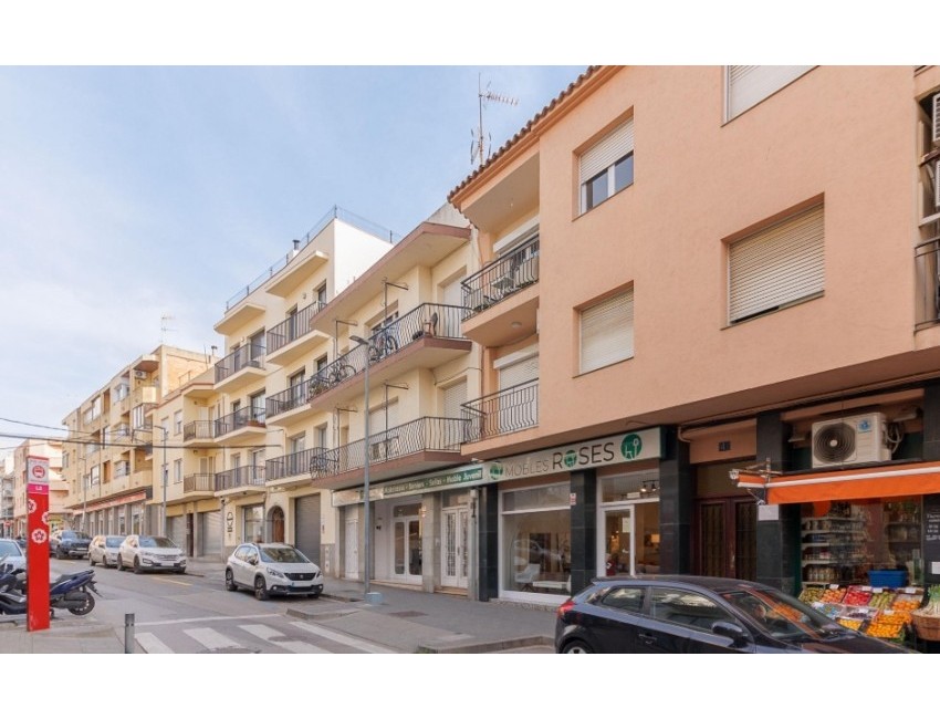 Sale · Apartment / Flat · Roses