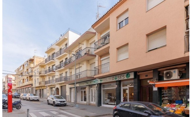 Sale · Apartment / Flat · Roses