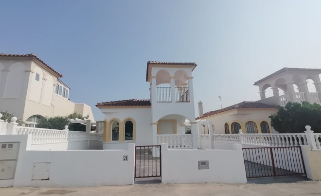 Venta · Villa / Chalet · Orihuela